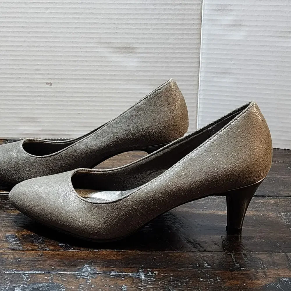 Amelia Grace silver metallic round toe‎ kitten heels Women's size 9